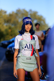 sita abellan, sportswear, sport t-shirt, football t-shirt, white t-shirt, printed t-shirt, navy blue hair, hair details, strassed headband, leather bra, leather skirt, light blue skirt, mini skirt, nails details, strassed nails, strassed chocker, big chocker, fashion week, frenchystyle, FW, jonathan paciullo, street style, vertical, detail, atmosphere details