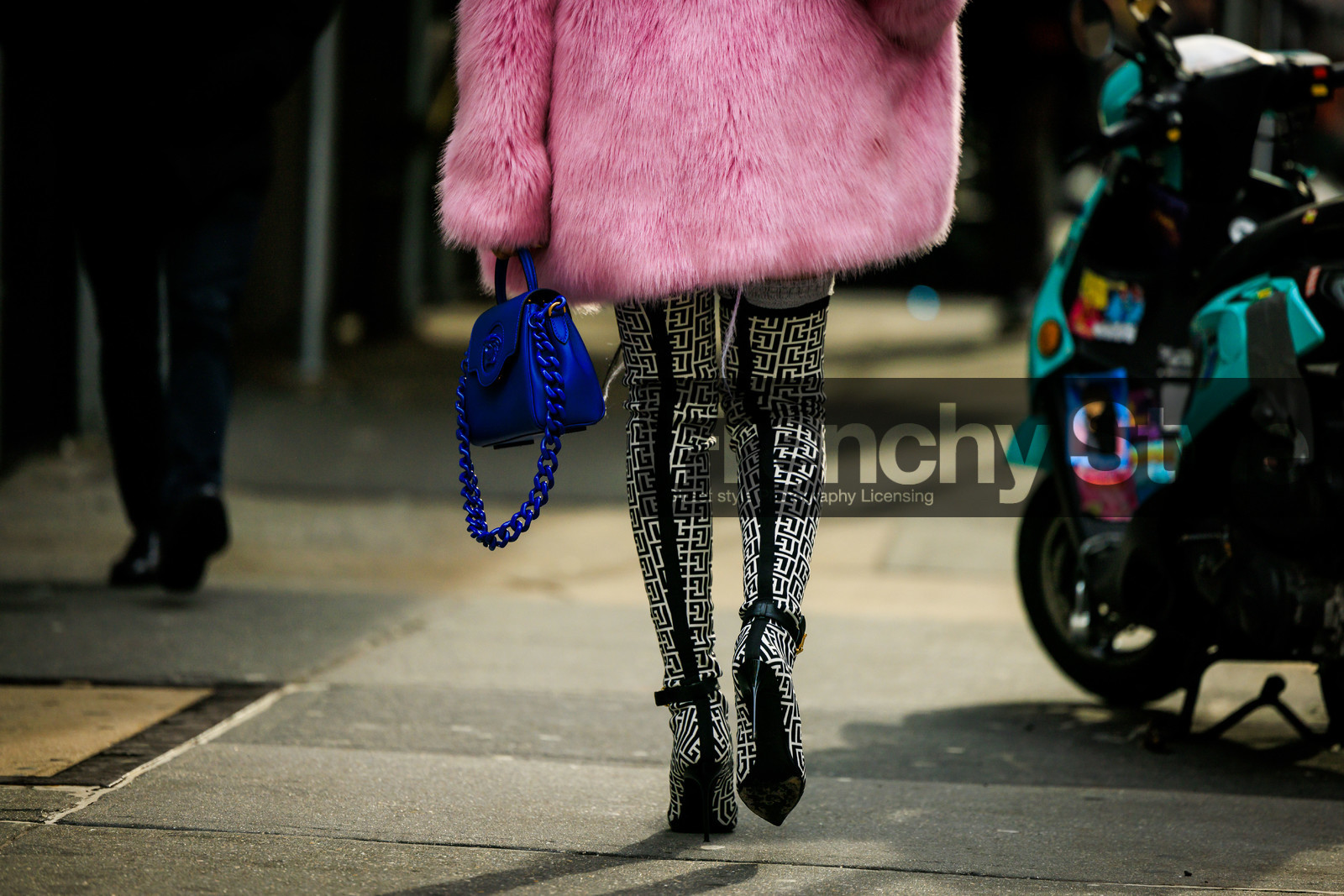 furry coat, fluffy pink coat, fluffy coat, versace boots, highknee boots, print highknee boots, versace logo boots, versace handbag, blue handbag, details, street style, jonathan paciullo, FW, frenchystyle, fashion week, NYFW, NEW YORK, AUTUMN WINTER 2022-2023, FALL WINTER 2022_2023, FW 22-23, atmosphere details, horizontal