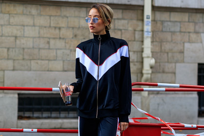 atmosphere details, black jacket, black pants, black sweater, detail, fashion week, frenchystyle, FW, graphic jacket, horizontal, jonathan paciullo, PARIS, PFW, printed jacket, SPRING SUMMER 2018, SS 18, street style, sunglasses, sweatpants, trousers
