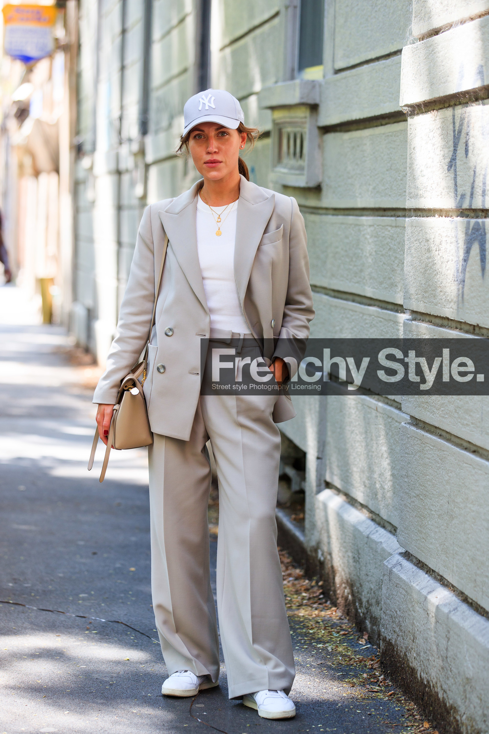 light grey jacket, light grey pants, light grey suits, light grey cap, white t-shirt, white leather sneakers, kaki leather bag, letters necklace, golden necklace, celine necklace, fashion week, frenchystyle, FW, jonathan paciullo, street style, MFW, MILAN, SPRING SUMMER 2021, SS 21, vertical, full length