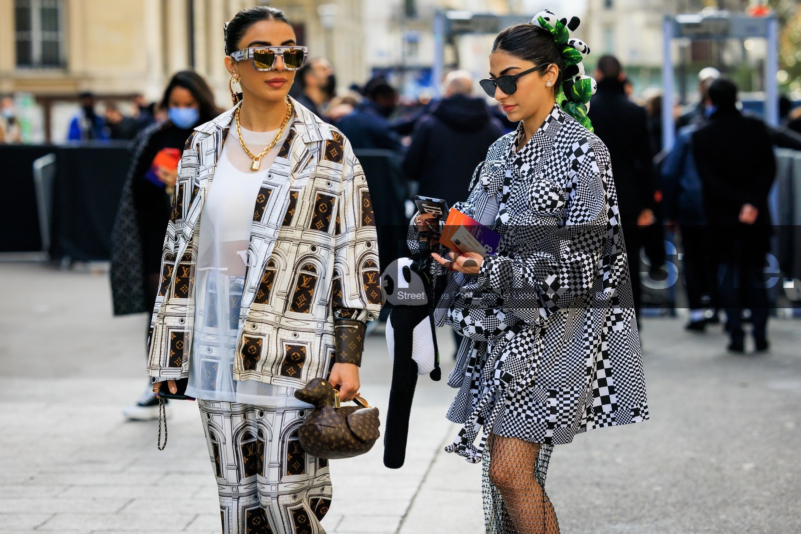 louis vuitton, sunglasses, white sunglasses, chained necklace, locked necklaces, white top, silk shirt, silk pants, logo pants, logo shirt, printed shirt, printed pants, duck shape bag, louis vuitton bag, monogram bag, golden earrings, black sunglasses, assymetric dress, black and white dress, plushies dress, panda bag, fashion week, frenchystyle, FW, jonathan paciullo, street style, PFW, PARIS, menswear, FALL WINTER 2022-2023, AUTUMN WINTER 2022-2023, FW 22-23, atmosphere details, detail, horizontal