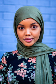 floral, flowers, green scarf, hijab, printed top, street style, jonathan paciullo, FW, frenchystyle, fashion week, NYFW, NEW YORK, AUTUMN WINTER 2018-2019, AW 18-19, FALL WINTER 2018-2019, FW 18-19, vertical, atmosphere details, detail, portrait, model, halima aden