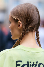 model, neon green top, long sleeves t-shirt, letter printed t-shirt, chinese signs printed t-shirt, hair details, plaited hair, close up detail, back details, fashion week, frenchystyle, FW, jonathan paciullo, street style, MFW, MILAN, SPRING SUMMER 2020, SS 20
