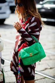 brown pullover, white pullover, striped pullover, bicolor pullover, gucci sunglasses, black sunglasses, green leather bag, chanel bag, quilted bag, pearl strap bag, red bandana, street style, jonathan paciullo, FW, frenchystyle, fashion week, MFW, MILAN, SPRING SUMMER 2021, SS 21, vertical, detail