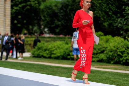 asymetric, dyed hair, high heels, leather shoes, off white, red dress, red hair, red shoes, shiny bag, silver bag, sunglasses, fashion week, frenchystyle, FW, jonathan paciullo, street style, PFW, PARIS, horizontal, atmosphere details, detail, AUTUMN WINTER 2018-2019, FALL WINTER 2018-2019, FW 18-19