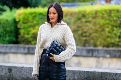 Tiffany Hsu, white pullover, zipped pullover, black leather bag, black leather skirt, plaited leather bag, plaited bag, bottega veneta bag, PARIS, PFW, SPRING SUMMER 2020, SS 20, fashion week, frenchystyle, FW, jonathan paciullo, street style, horizontal, atmosphere details, detail