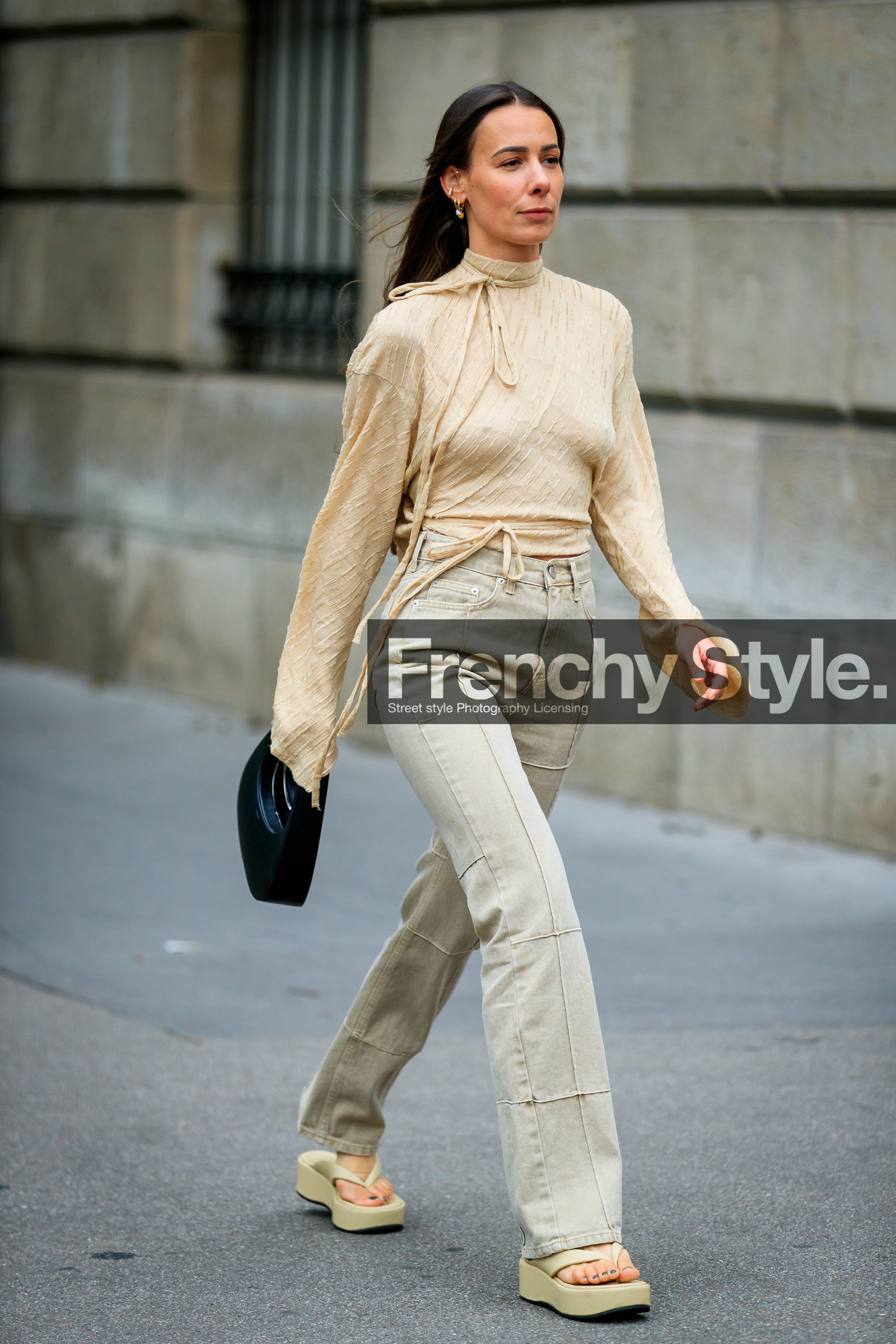 nude blouse, light beige blouse, beige blouse, cropped blouse, high collar blouse, high collar, high waist jeans, beige jeans, denim, striped blouse, knot details, knoted blouse, black leather bag, round shape bag, hand bag, coperni bag, patchwork jeans, flare jeans, platform sandals, platform slippers, beige leather sandals, beige leather slippers, flip flop shoes, golden earrings, hoop earrings, multi earrings, alice & j.s, alice barbier, fashion week, frenchystyle, FW, jonathan paciullo, street style, PFW, PARIS, SPRING SUMMER 2022, SS 22, vertical, full length