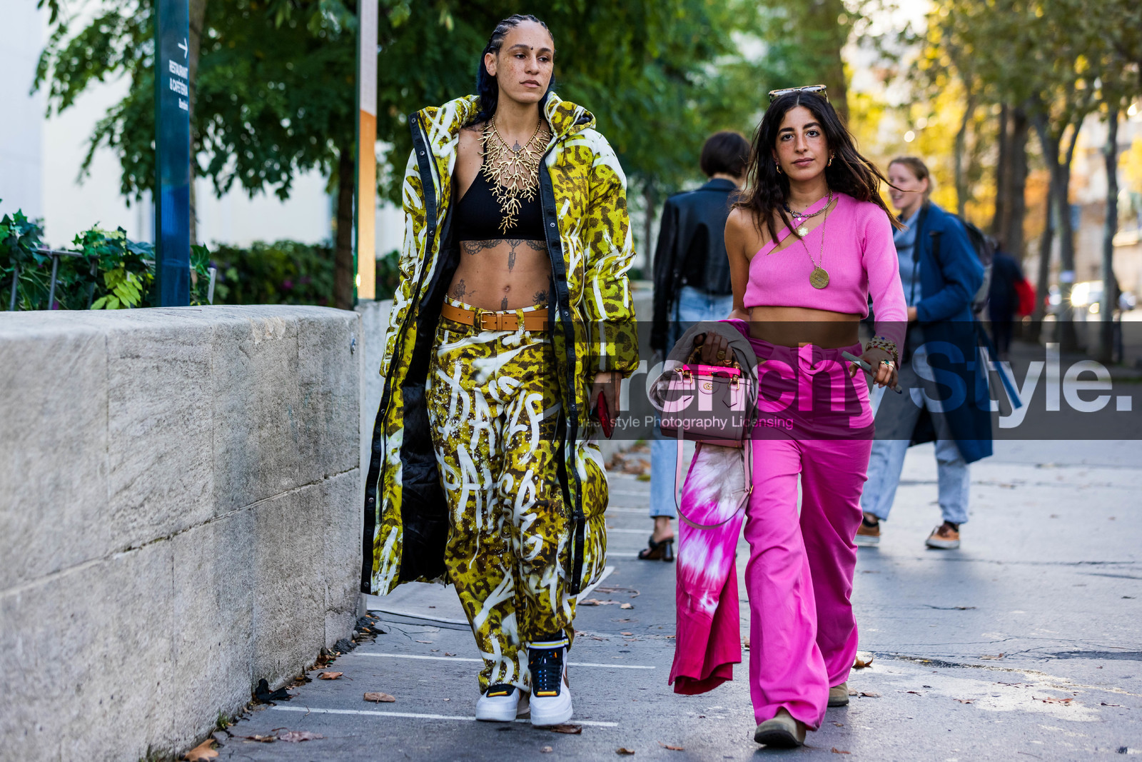 bag, belt, black bra, bra, camel belt, coat, freckles, gold necklace, Hera Pradel, leather belt, long coat, long puffer, necklace, nike sneakers, print, printed coat, printed pants, printed puffer, puffer, sneakers, statement necklace, tattoo, asymetrical top, bag, bead bracelet, bracelet, close up, color, crop top, cut out top, detail, gold bracelet, gold necklace, gucci bag, leather bag, monochrome, necklace, pants, pearl, pink, pink bag, pink crop top, pink monochrome, pink pants, pink top, ribbed top, ring, Selma Kacitransparent bag, white sneakers, yellow coat, yellow pants, fashion week, frenchystyle, FW, jonathan paciullo, street style, PFW, PARIS, SPRING SUMMER 2022, SS 22, horizontal, atmosphere details, full length