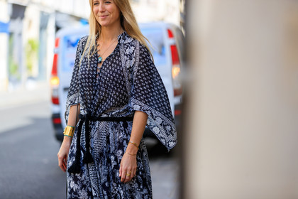 black and white, black belt, bracelet, golden jewelry, graphic dress, printed dress, fashion week, frenchystyle, FW, jonathan paciullo, street style, PFW, PARIS, horizontal, atmosphere details, detail, AUTUMN WINTER 2018-2019, FALL WINTER 2018-2019, FW 18-19, jennifer neyt