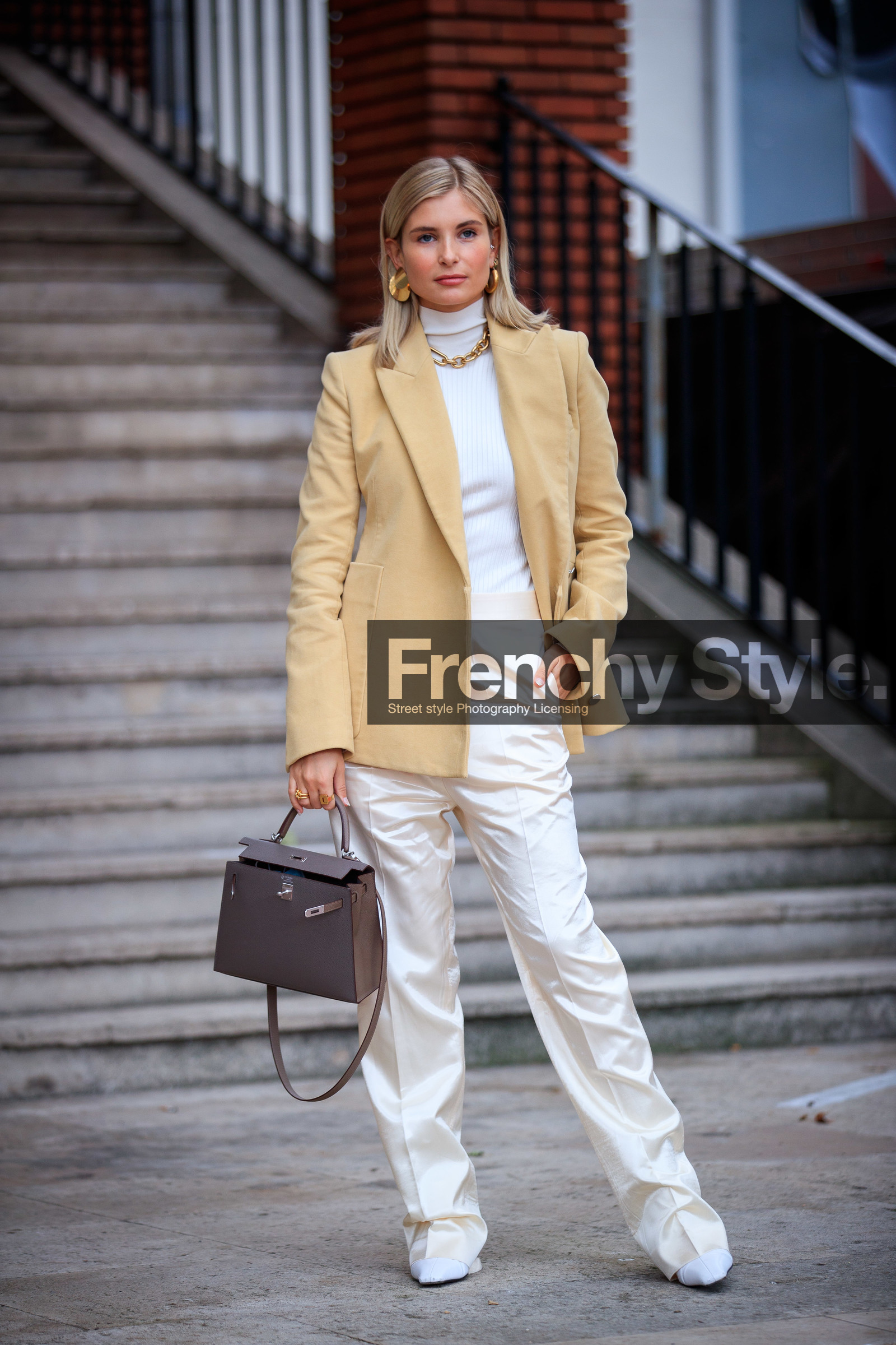 xenia adonts, light yellow jacket, beige jacket, white pullover, white pants, satin pants, turtleneck pullover, loose pants, hermes jacket, golden necklace, golden earrings, golden ring, multi earrings, big chain necklace, brown leather bag, hermes bag, kelly hermes bag, hoop earrings, mini hoop earrings, diamond earrings, white total look, beige total look, PARIS, PFW, fashion week, frenchystyle, FW, jonathan paciullo, street style, SPRING SUMMER 2021, SS 21, vertical, full length