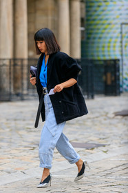 light blue jeans, isabel marant pants, multi pocket jeans, cropped jeans, silvered shoes, black shoes, high heels shoes, sharp end shoes, mirror shoes, black jacket, velvet jacket, blue shirt, black leather belt, belted pants, high waist jeans, bottega veneta belt, fashion week, frenchystyle, FW, jonathan paciullo, street style, PFW, PARIS, SPRING SUMMER 2020, SS 20, horizontal, full length