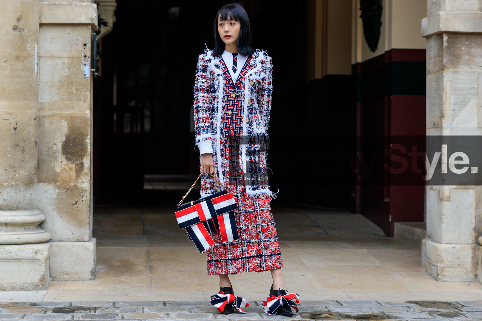 thom browne bag, thom browne coat, thom browne look, thom browne shoes, thom browne jacket, thom browne dress, tweed dress, tweed coat, tweed jacket, blue coat, blue bag, blue shies, white coat, white dress, white bag, white shoes, white shirt, white jacket, red coat, red dress, red bag, red shoes, red jacket, checked coat, checked dress, striped bag, striped jacket, striped shoes, striped tie, navy blue tie, sequins dress, long dress, used coat, used jacket, knot details, knot details shoes, knot details bag, hand bag, black leather shoes, kitten heels shoes, black leather derbie, fashion week, frenchystyle, FW, jonathan paciullo, street style, PFW, PARIS, SPRING SUMMER 2020, SS 20, horizontal, atmosphere details, full length