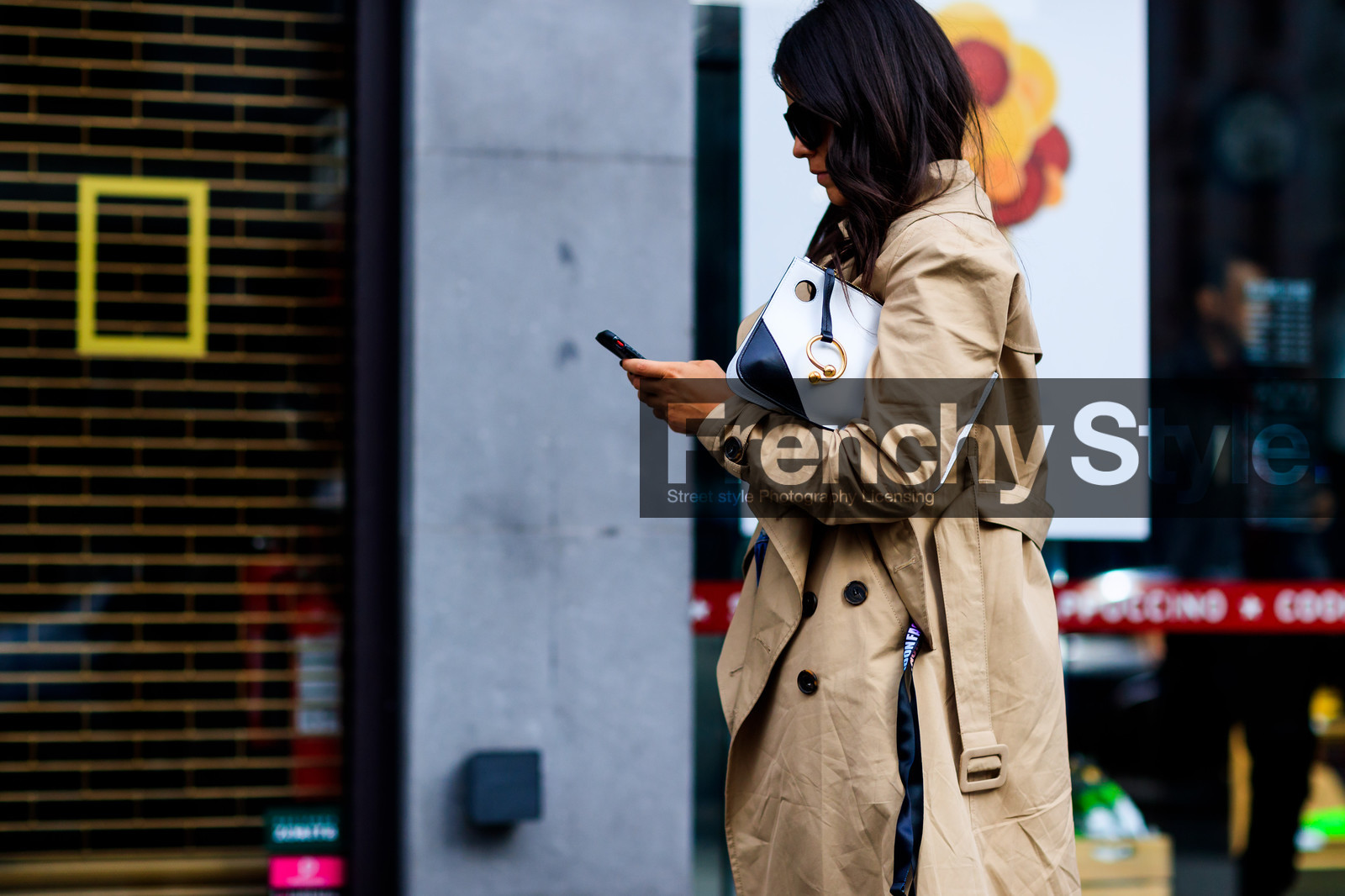 atmosphere details, beige coat, black and white bag, detail, fashion week, frenchystyle, FW, horizontal, jonathan paciullo, jw anderson, leather bag, LFW, LONDON, SPRING SUMMER 2018, SS 18, street style, trench coat
