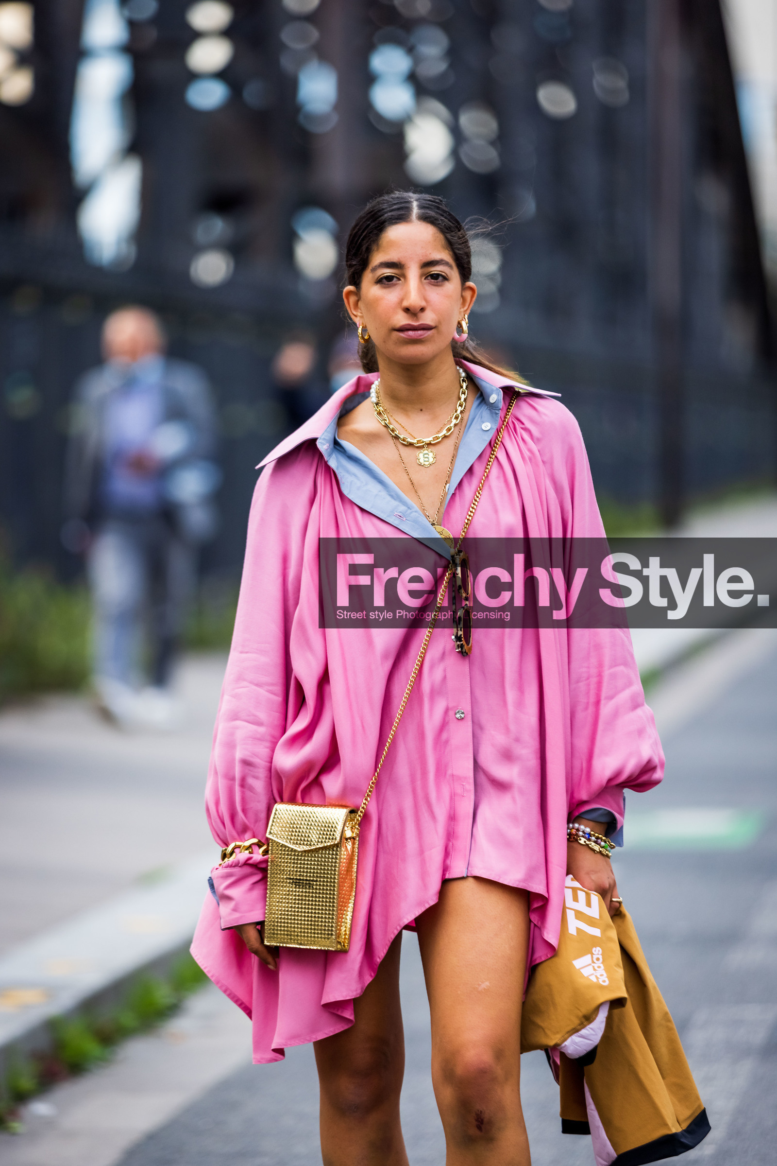 bag, bracelet, colot, gold bag, gold earrings, gold necklace, necklace, pink shirt, Selma Kaci, shirt, fashion week, frenchystyle, FW, jonathan paciullo, street style, PFW, PARIS, SPRING SUMMER 2022, SS 22, vertical, atmosphere details