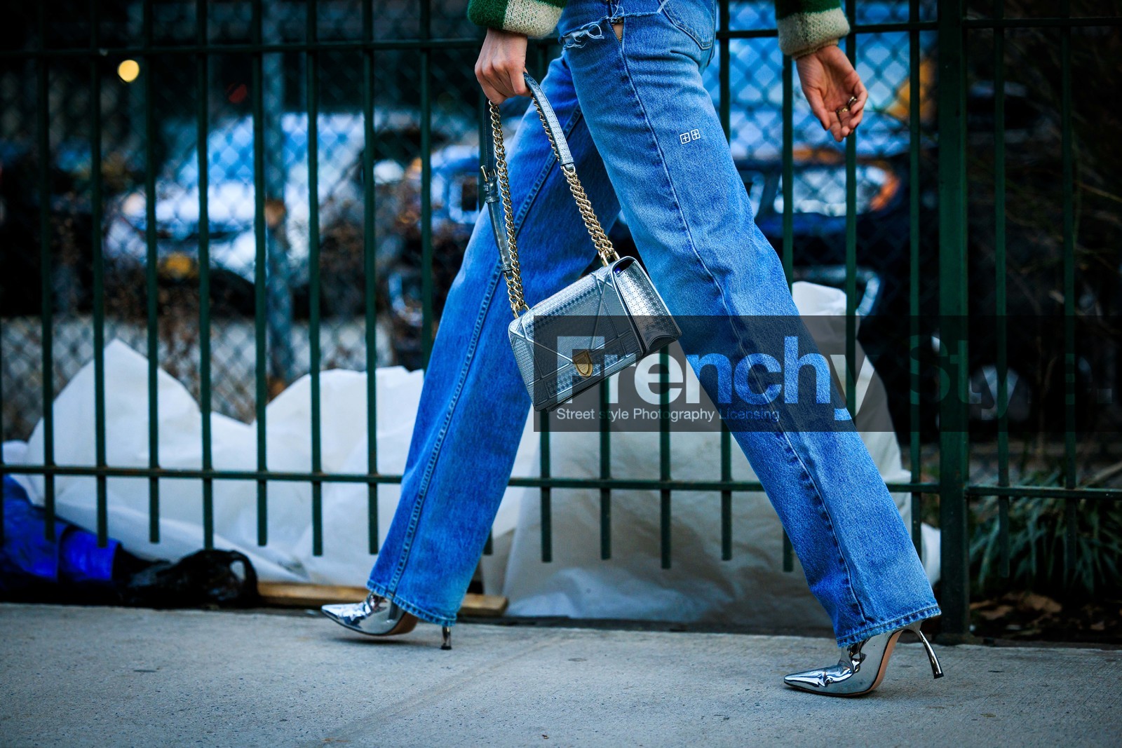 dior silver handbag, silve high heel boots, wideleg blue jeans, fashion week, frenchystyle, FW, jonathan paciullo, street style, NYFW, NEW YORK, AUTUMN WINTER 2022-2023, FALL WINTER 2022_2023, FW 22-23, atmosphere details, horizontal