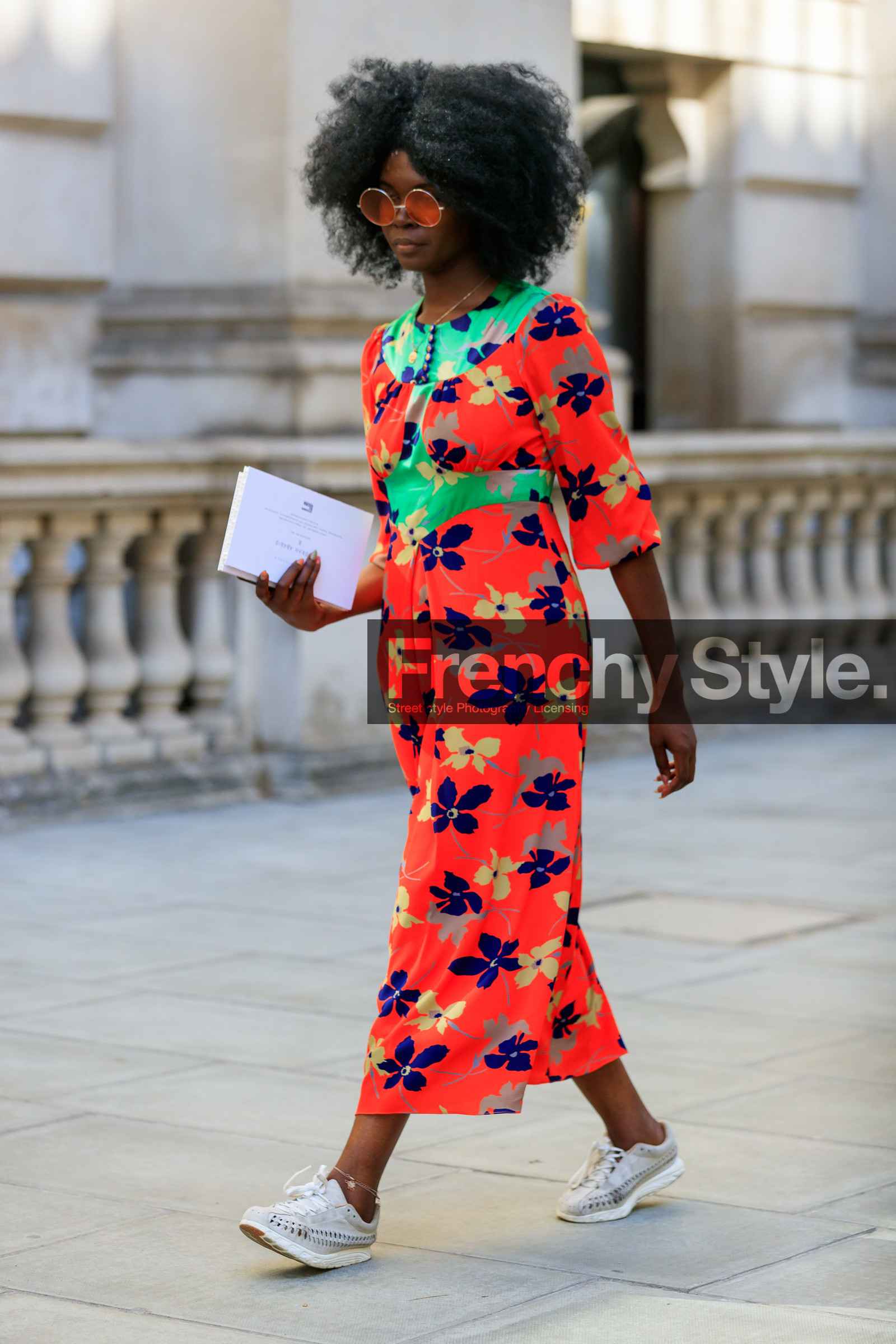 floral printed dress, red dress, long sleeves dress, round shape sunglasses, pink sunglasses, white sneakers, plaited sneakers, ankle bracelet, fashion week, frenchystyle, FW, jonathan paciullo, street style, vertical, full length