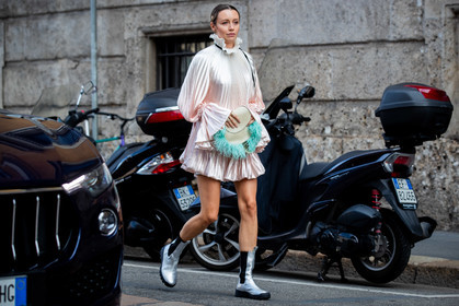 silk dress, pleated dress, high collar dress, ruffle dress, mini dress, long sleeves dress, nude dress, light pink dress, silvered boots, chelsea boots, flat boots, suede bag, suede clutch, feather details bag, feather details, feather details clutch, light beige bag, light beige suede bag, philosophy bag, philosophy look, philosophy dress, nataly osmann, street style, jonathan paciullo, FW, frenchystyle, fashion week, MFW, MILAN, SPRING SUMMER 2021, SS 21, horizontal, atmosphere details, full length