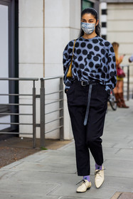Caroline Issa, print, black, blouse, trousers, shoes, white, belt, handbag, derbies, DOT, fashion week, frenchystyle, FW, jonathan paciullo, street style, SPRING SUMMER 2022, SS 22, LFW, LONDON, vertical, full length