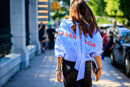 atmosphere details, back detail, balenciaga, beige bag, blue shirt, detail, fashion week, frenchystyle, FW, horizontal, jonathan paciullo, leather bag, men shirt, navy skirt, NEW YORK, NYFW, printed shirt, SPRING SUMMER 2018, SS 18, street style, striped shirt, stripes, trousers