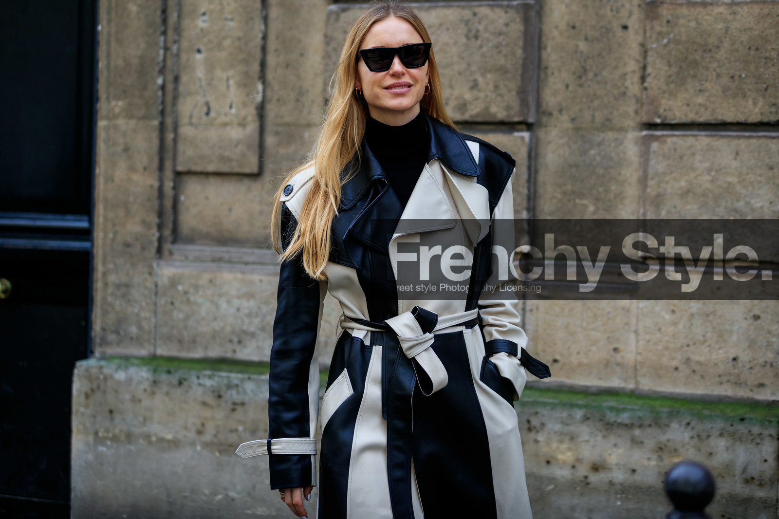 pernille teisbaek, beige leather trench coat, black leather trench coat, striped trenchcoat, belted trench coat, black sunglasses, futurist shape sunglasses, butterfly sunglasses, black pullover, turtleneck pullover, fashion week, frenchystyle, FW, jonathan paciullo, street style, PFW, PARIS, AUTUMN WINTER 2020-2021, FALL WINTER 2020-2021, FW 20-21, horizontal, atmosphere details, detail