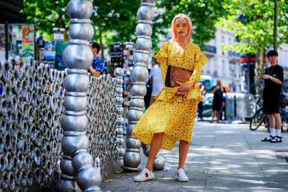 atmosphere details, brown bag, embroidered shoes, fashion week, floral, flower, frenchystyle, full length, FW, gucci, horizontal, jonathan paciullo, julia k, leather bag, leather shoes, louis vuitton, MENSWEAR, monogram, PARIS, pearls, PFW, printed dress, SPRING SUMMER 2018, SS 18, street style, sunglasses, white sneakers, yellow dress