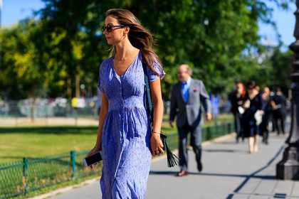 blue dress, floral, flowers, graphic dress, printed dress, sunglasses, fashion week, frenchystyle, FW, jonathan paciullo, street style, PFW, PARIS, horizontal, atmosphere details, detail, AUTUMN WINTER 2018-2019, FALL WINTER 2018-2019, FW 18-19