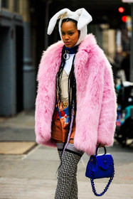 furry coat, fluffy pink coat, fluffy coat, fluffy hat, versace handbag, blue handbag, versace boots, highknee boots, print highknee boots, versace logo boots, bunny ears, bunny hat, white hat, multiprint dress, multicolor dress, street style, jonathan paciullo, FW, frenchystyle, fashion week, NYFW, NEW YORK, AUTUMN WINTER 2022-2023, FALL WINTER 2022_2023, FW 22-23, vertical, atmosphere details