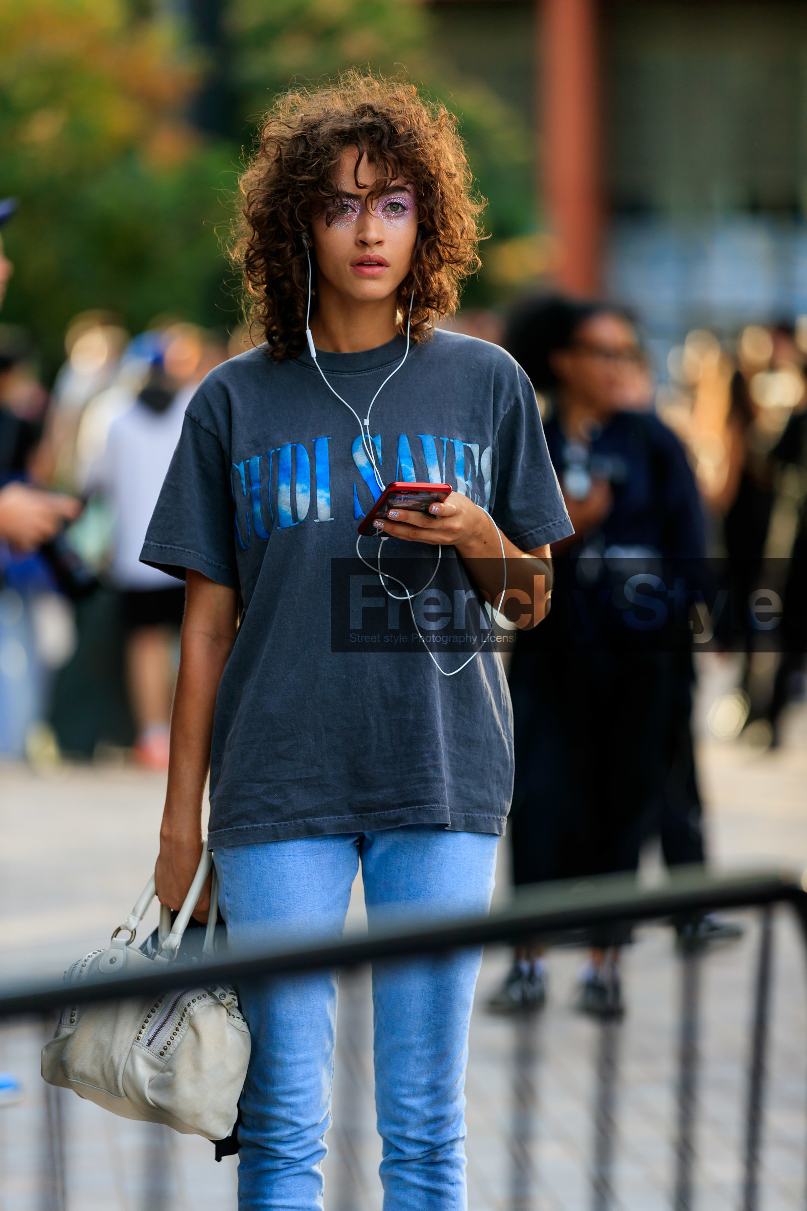 model, alanna arrington, eye make up, make up details, purple strass make up, dark grey t-shirt, printed t-shirt, letter printed t-shirt, 90's look, fashion week, frenchystyle, FW, jonathan paciullo, street style, vertical, detail, atmosphere details