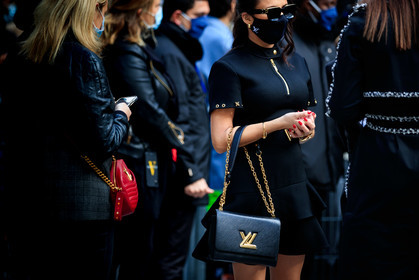 black dress, black leather bag, black sunglasses, ruffle dress, short sleeves dress, golden chain strap bag, zipped dress, louis vuitton bag, louis vuitton dress, louis vuitton sunglasses, technical fabric dress, covid face mask, PARIS, PFW, fashion week, frenchystyle, FW, jonathan paciullo, street style, SPRING SUMMER 2021, SS 21, horizontal, atmosphere details, detail