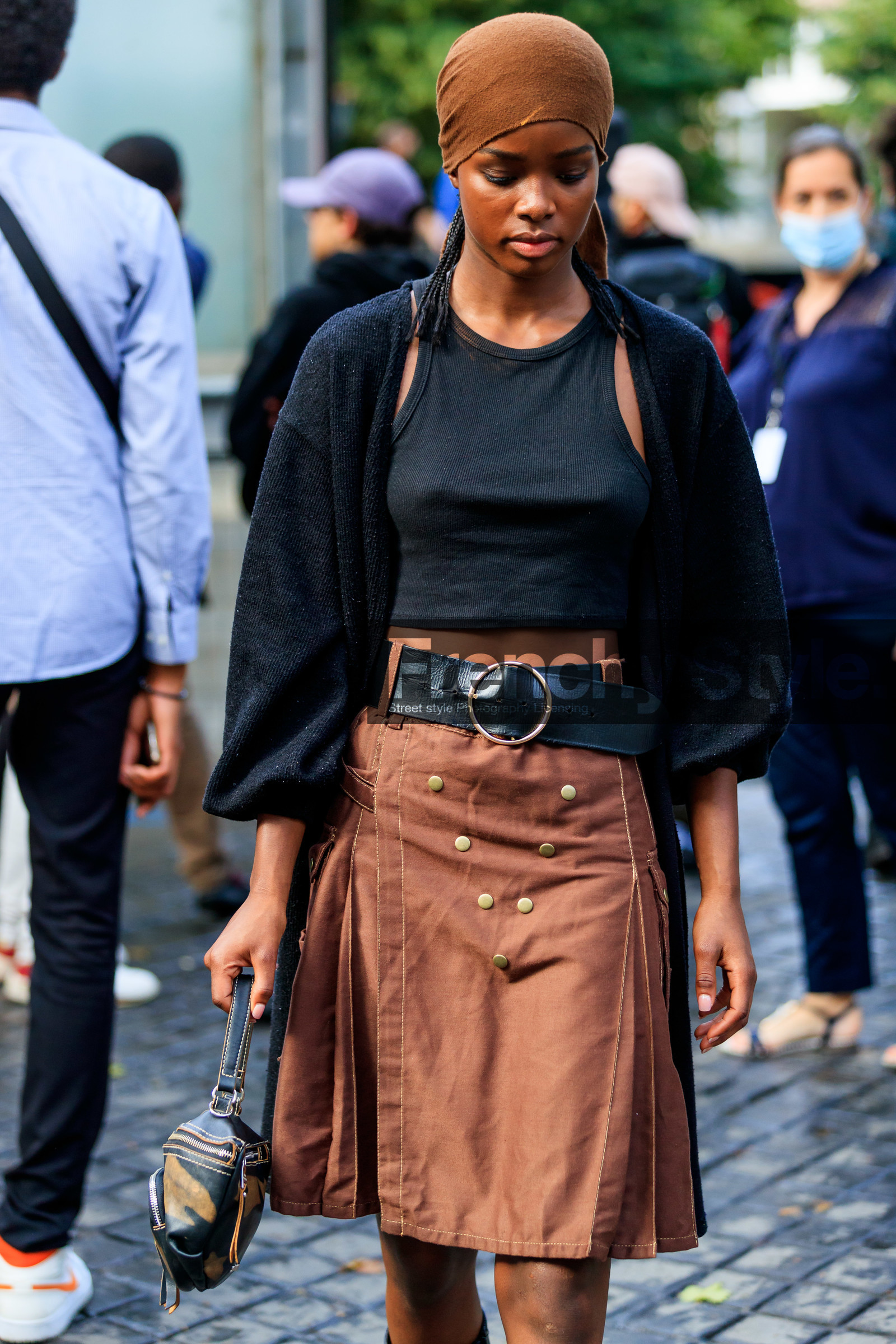 brown skirt, brown scarf, black top, tank top, cropped top, black leather belt, golden buckle belt, hair scarf, hand bag, military printed bag, fashion week, frenchystyle, FW, jonathan paciullo, street style, PFW, PARIS, AUTUMN WINTER 2021-2022, FALL WINTER 2021-2022, FW 21-22, vertical, atmosphere details, detail, model