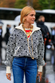 blanca miro scrimieri, chanel jacket, chanel necklace, black jacket, white jacket, monogrammed jacket, zipped jacket, golden necklace, pearl necklace, multi necklace, long necklace, charms necklace, blue jeans, PARIS, PFW, SPRING SUMMER 2020, SS 20, fashion week, frenchystyle, FW, jonathan paciullo, street style, vertical, atmosphere details, detail