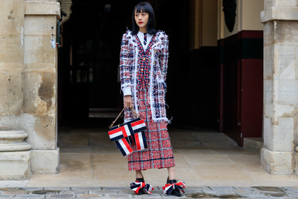 thom browne bag, thom browne coat, thom browne look, thom browne shoes, thom browne jacket, thom browne dress, tweed dress, tweed coat, tweed jacket, blue coat, blue bag, blue shies, white coat, white dress, white bag, white shoes, white shirt, white jacket, red coat, red dress, red bag, red shoes, red jacket, checked coat, checked dress, striped bag, striped jacket, striped shoes, striped tie, navy blue tie, sequins dress, long dress, used coat, used jacket, knot details, knot details shoes, knot details bag, hand bag, black leather shoes, kitten heels shoes, black leather derbie, fashion week, frenchystyle, FW, jonathan paciullo, street style, PFW, PARIS, SPRING SUMMER 2020, SS 20, horizontal, atmosphere details, full length