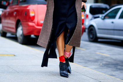 atmosphere details, AUTUMN WINTER 2017-2018, AW 17-18, black boots, black dress, black shoes, brown coat, detail, FALL WINTER 2017-2018, fashion week, frenchystyle, FW, FW 17-18, high heels, horizontal, jonathan paciullo, leather shoes, LFW, LONDON, street style