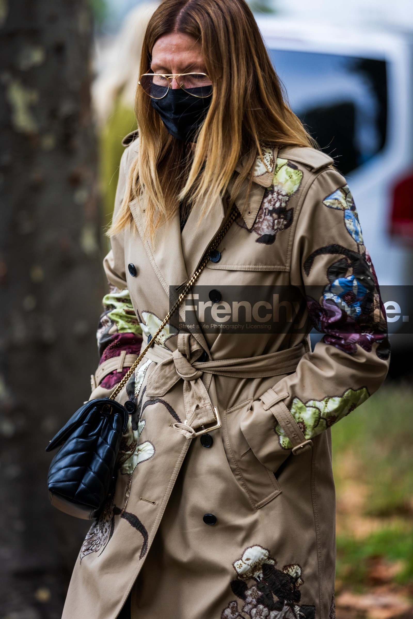 bag, beige trenchcoat, black bag, crossbody bag, facial mask, floral print, flower print, glasses, printed trench, quilted bag, trenchcoat, street style, jonathan paciullo, FW, frenchystyle, fashion week, PFW, PARIS, SPRING SUMMER 2022, SS 22, vertical, atmosphere details