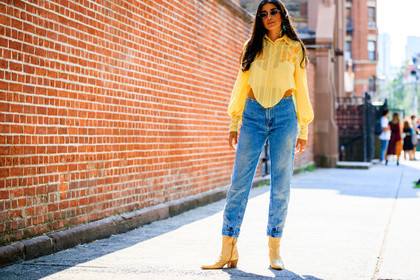 beige boots, blue denim, denim pants, jeans, leather shoes, sunglasses, trousers, yellow shirt, fashion week, frenchystyle, FW, jonathan paciullo, street style, NYFW, NEW YORK, SPRING SUMMER 2019, SS 19, atmosphere details, horizontal, detail