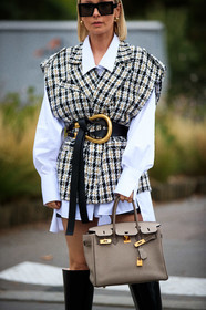 justyna czerniak, checked jacket, tweed jacket, sleeveless jacket, oversize jacket, oversize shirt, dress shirt, jacket dress, belted jacket, black leather belt, black leather boots, black polish boots, high boots, big belt, golden buckle belt, bottega veneta belt, big sunglasses, black sunglasses, square shape glasses, white shirt, beige leather bag, hand bag, hermes bag, kelly hermes bag, beige jacket, yellow jacket, fashion week, frenchystyle, FW, jonathan paciullo, street style, PFW, PARIS, SPRING SUMMER 2021, SS 21, vertical, atmosphere details, detail