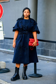 navy blue coat, floral embroidered coat, short sleeves coat, red leather bag, studs bag, quilted bag, valentino bag, valentino coat, belted coat, black leather boots, flat boots, laced boots, big sole boots, street style, jonathan paciullo, FW, frenchystyle, fashion week, MFW, MILAN, SPRING SUMMER 2021, SS 21, vertical, full length