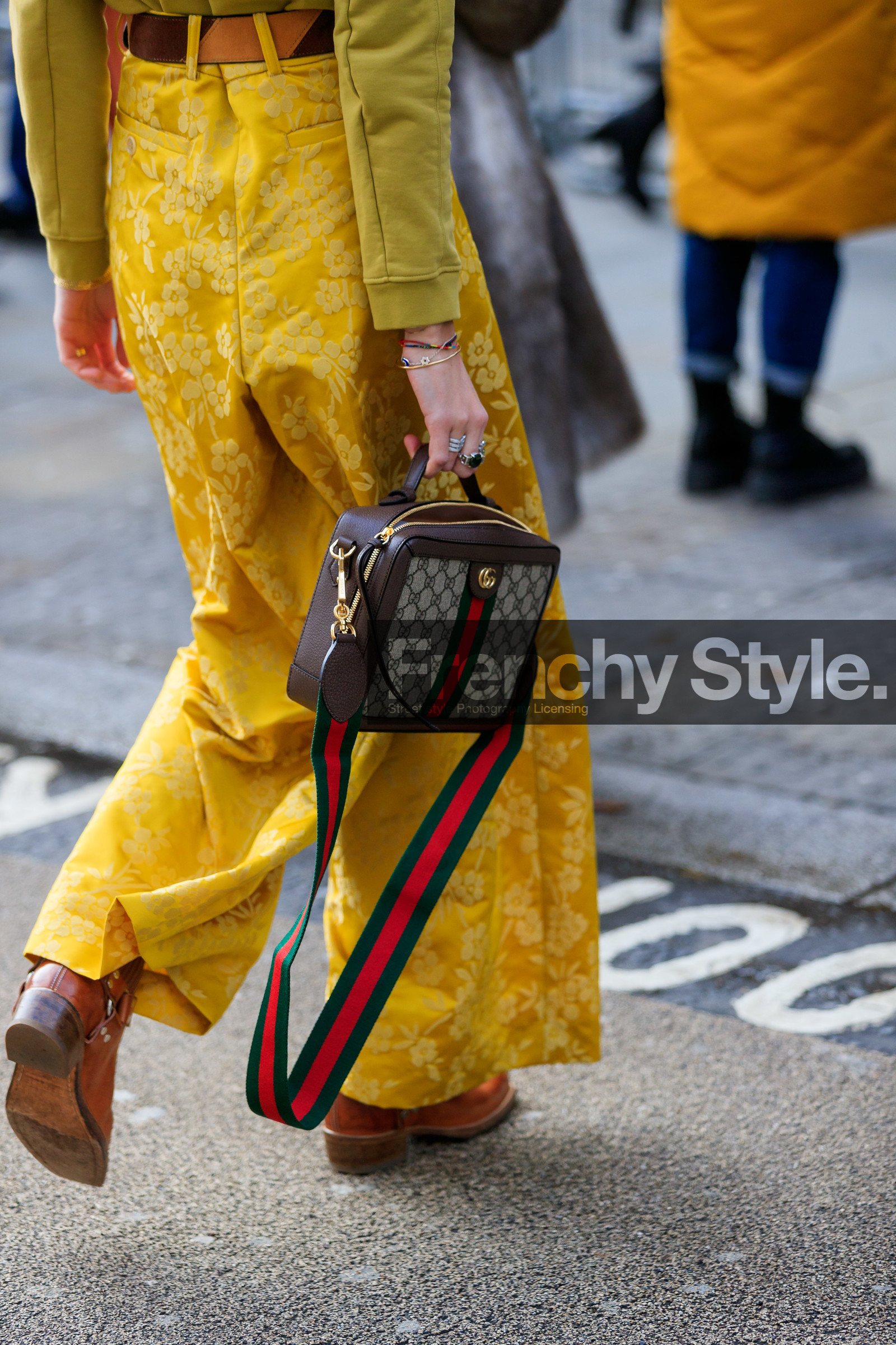 estelle pigault, gucci bag, monogrammed bag, brown leather bag, striped bag, striped strap bag, yellow pants, brocart pants, flare pants, silk pants, floral printed pants, camel suede belt, brown suede belt, striped belt, bicolor belt, belted pants, close up detail, bag detail, legs detail, fashion week, frenchystyle, FW, jonathan paciullo, street style, LFW, LONDON, AUTUMN WINTER 2020-2021, FALL WINTER 2020-2021, FW 20-21, vertical, atmosphere details, detail