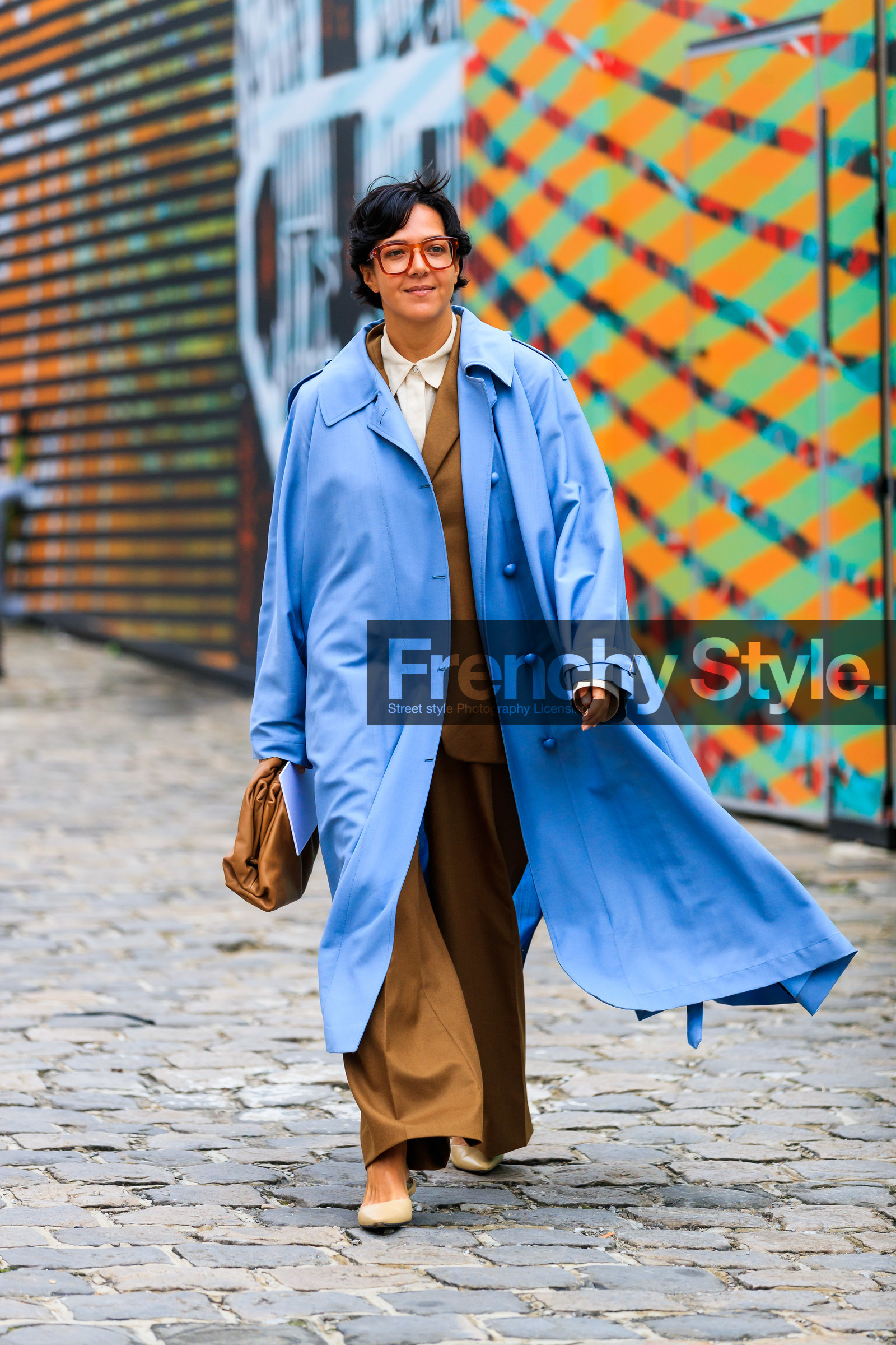 light blue coat, light blue trench coat, oversize coat, oversize trench coat, beige jacket, beige leather clutch, beige pants, beige suits, bottega veneta bag, white shirt, scale sunglasses, big glasses, fashion week, frenchystyle, FW, jonathan paciullo, street style, PFW, PARIS, SPRING SUMMER 2020, SS 20, horizontal, full length