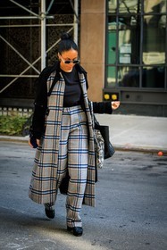 white sunglasses, high bow tail, plaid look, plaid trenchcoat, plaid pants, multicolor plaid pants, multicolor plaid trench, grey trench, grey pants, black shoes, black cabas bag, street style, jonathan paciullo, FW, frenchystyle, fashion week, NYFW, NEW YORK, AUTUMN WINTER 2022-2023, FALL WINTER 2022_2023, FW 22-23, vertical, full length