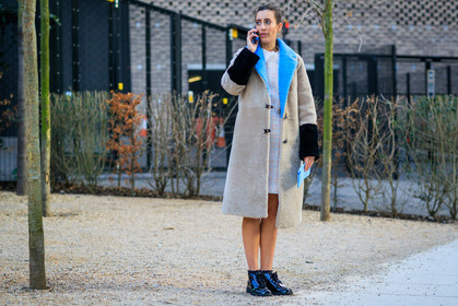 atmosphere details, AUTUMN WINTER 2017-2018, AW 17-18, beige coat, beige dress, beige fur, black boots, black shoes, blue bag, checked bag, FALL WINTER 2017-2018, fashion week, frenchystyle, full length, Fur coat, FW, FW 17-18, gingham, horizontal, jonathan paciullo, leather shoes, LFW, LONDON, printed bag, shearling, street style, turquoise