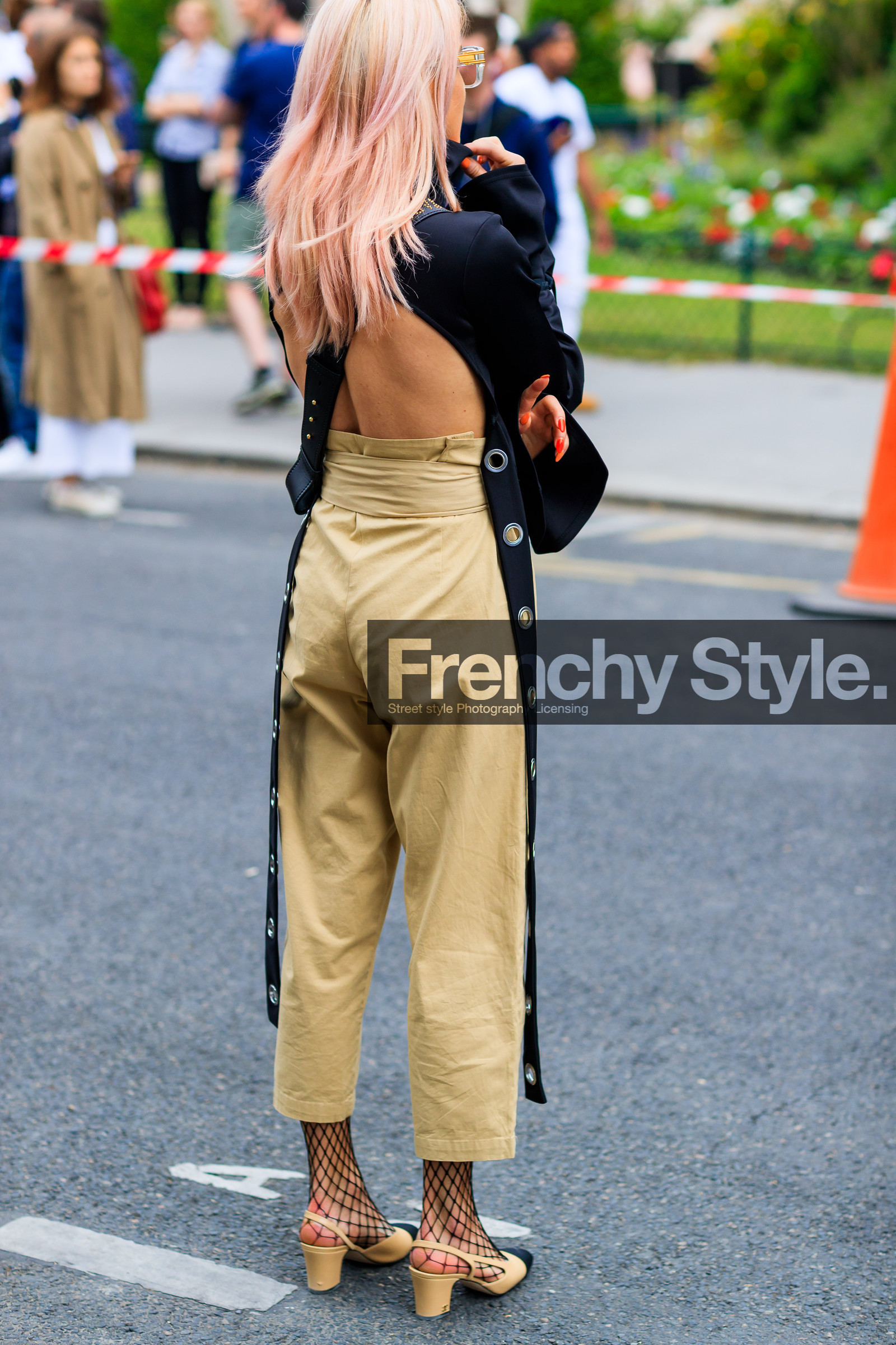 back detail, beige pants, beige shoes, black top, chanel, dyed hair, fashion week, fishnet, frenchystyle, full length, FW, high heels, jonathan paciullo, julia k, leather shoes, MENSWEAR, open back, PARIS, PFW, pink hair, SPRING SUMMER 2018, SS 18, street style, tights, trousers, vertical