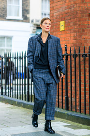 black bag, black shoes, black sweater, blazer, checked jacket, checked pants, checked suit, fashion week, frenchystyle, full length, FW, graphic jacket, graphic pants, graphic suit, grey jacket, grey pants, grey suit, high heels, jo ellison, jonathan paciullo, leather bag, leather shoes, LFW, LONDON, plaid, printed jacket, printed pants, printed suit, SPRING SUMMER 2018, SS 18, street style, tartan, trousers, vertical
