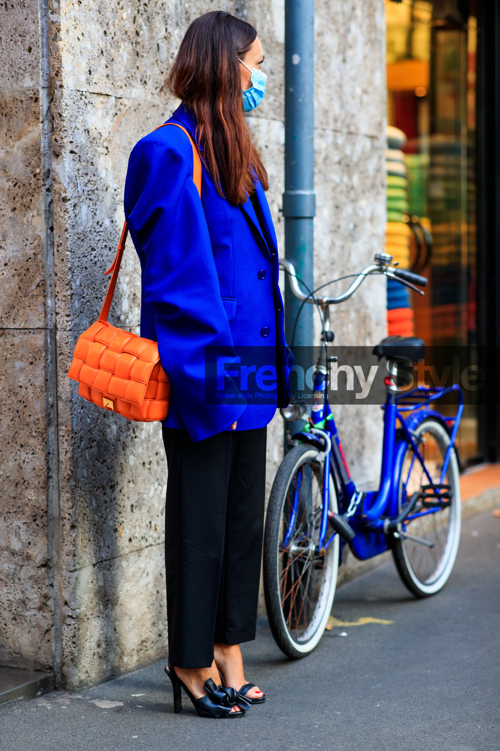 blue jacket, oversize jacket, orange leather bag, shoulder bag, plaited bag, bottega veneta bag, quilted bag, black pants, black leather sandals, knotted shoes, high heels sandals, street style, jonathan paciullo, FW, frenchystyle, fashion week, MFW, MILAN, SPRING SUMMER 2021, SS 21, vertical, full length