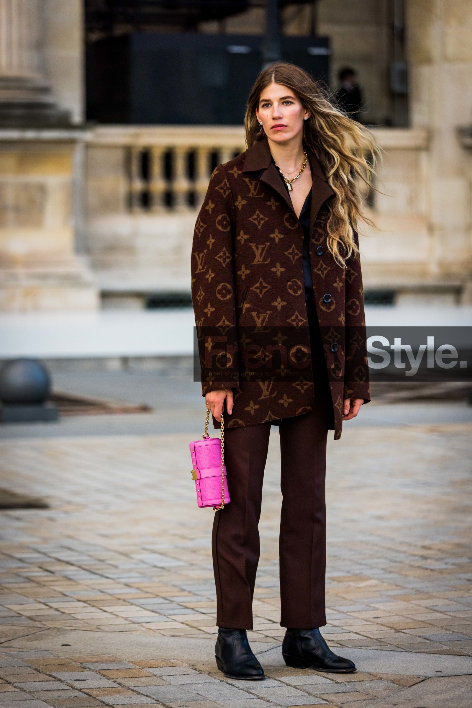 bag, black boots, boots, brown coat, brown pants, coat, logo print, louis vuitton look, pants, pink bag, small bag, Veronika Heilbrunner, fashion week, frenchystyle, FW, jonathan paciullo, street style, PFW, PARIS, SPRING SUMMER 2022, SS 22, vertical, full length