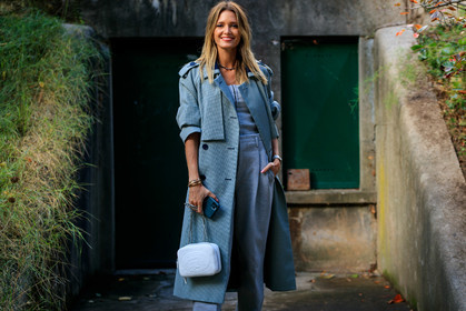 helena bordon, blue trench coat, checked trench coat, light grey pants, light grey top, technical fabric top, technical fabric pants, sportswear, white leather bag, silvered chain strap bag, zipped top, iphone, PARIS, PFW, SPRING SUMMER 2020, SS 20, fashion week, frenchystyle, FW, jonathan paciullo, street style, horizontal, atmosphere details, detail