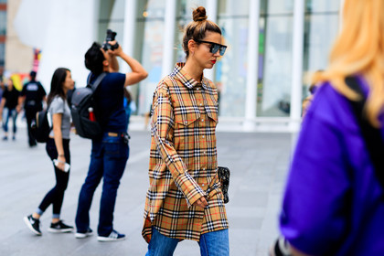 beige shirt, blue denim, burberry, checked, christian dior, denim pants, graphic bag, jeans, leather bag, monogram, plaid, printed bag, red lips, saddle bag, sunglasses, tartan, trousers, street style, jonathan paciullo, FW, frenchystyle, fashion week, NYFW, NEW YORK, SPRING SUMMER 2019, SS 19, atmosphere details, horizontal, detail