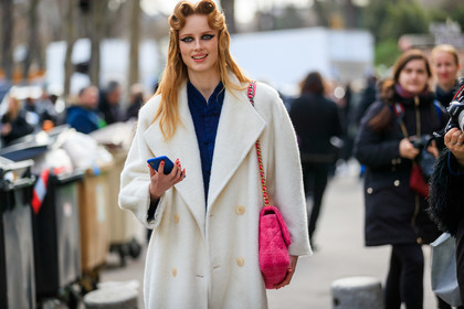 model, hair details, make up, make up details, black eyeliner, pink bag, shoulder bag, golden chain strap bag, tweed bag, chanel bag, white coat, blue shirt, japanese style shirt, fashion week, frenchystyle, FW, jonathan paciullo, street style, PFW, PARIS, horizontal, atmosphere details, detail