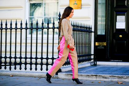 beige pants, beige sweater, black shoes, erika boldrin, leather shoes, pink pants, trousers, fashion week, frenchystyle, FW, jonathan paciullo, street style, LFW, LONDON, SPRING SUMMER 2019, SS 19, atmosphere details, horizontal, full length