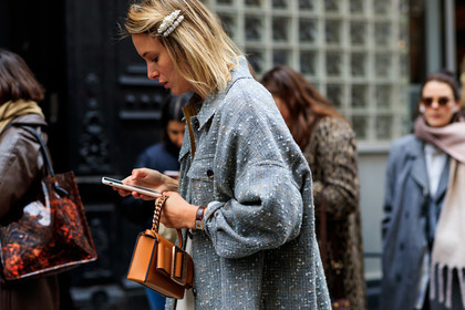 camel bag, grey shirt, hair clip, leather bag, pearls, watch, street style, jonathan paciullo, frenchystyle, NYFW, NEW YORK, AUTUMN WINTER 2019-2020, AW 19-20, FALL WINTER 2019-2020, FW 19-20, fashion week, FW, atmosphere details, horizontal, detail
